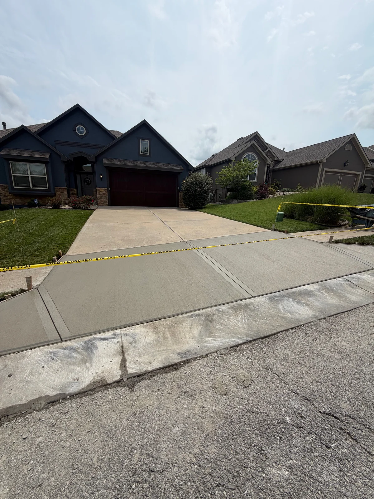New concrete driveway installation with proper air entrainment by Gold’s Concrete Kansas City
